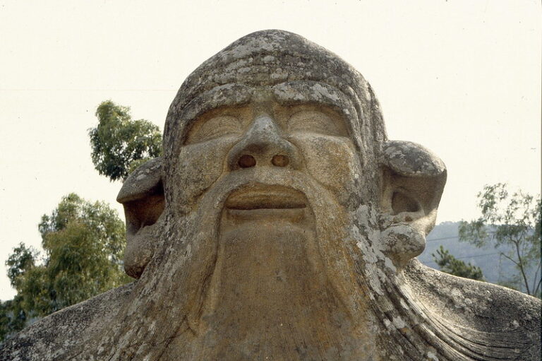转年杜子春按时来到华山云台峰老君庙,见老者道士装扮,头戴宝冠,身着五彩云道袍,所居处彩云仙鹤环绕,中间大堂上有九尺丹炉,内有紫色火焰,灼热扑面。(网络图片)