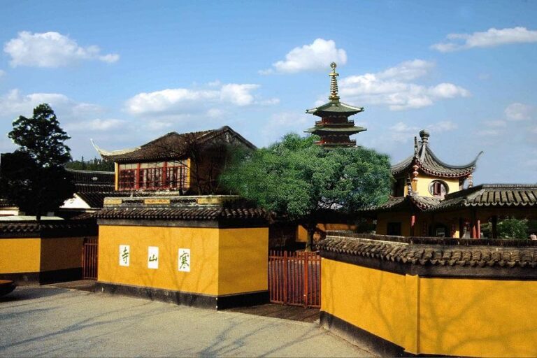 “寒山寺”位于苏州城西的枫桥镇,创建于梁代天监年间,迄今已有一千四百多年历史,初名“妙利普明寺”,相传唐贞观年间,高僧“寒山”和“拾得”自天台山国清寺来此住持,遂改名“寒山寺”。(网络图片)