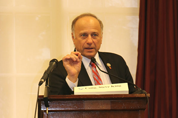 在研讨会上,美国国会众议员史蒂夫·金(Steve King)强烈谴责中共迫害人权的暴行。(林乐予/大纪元)