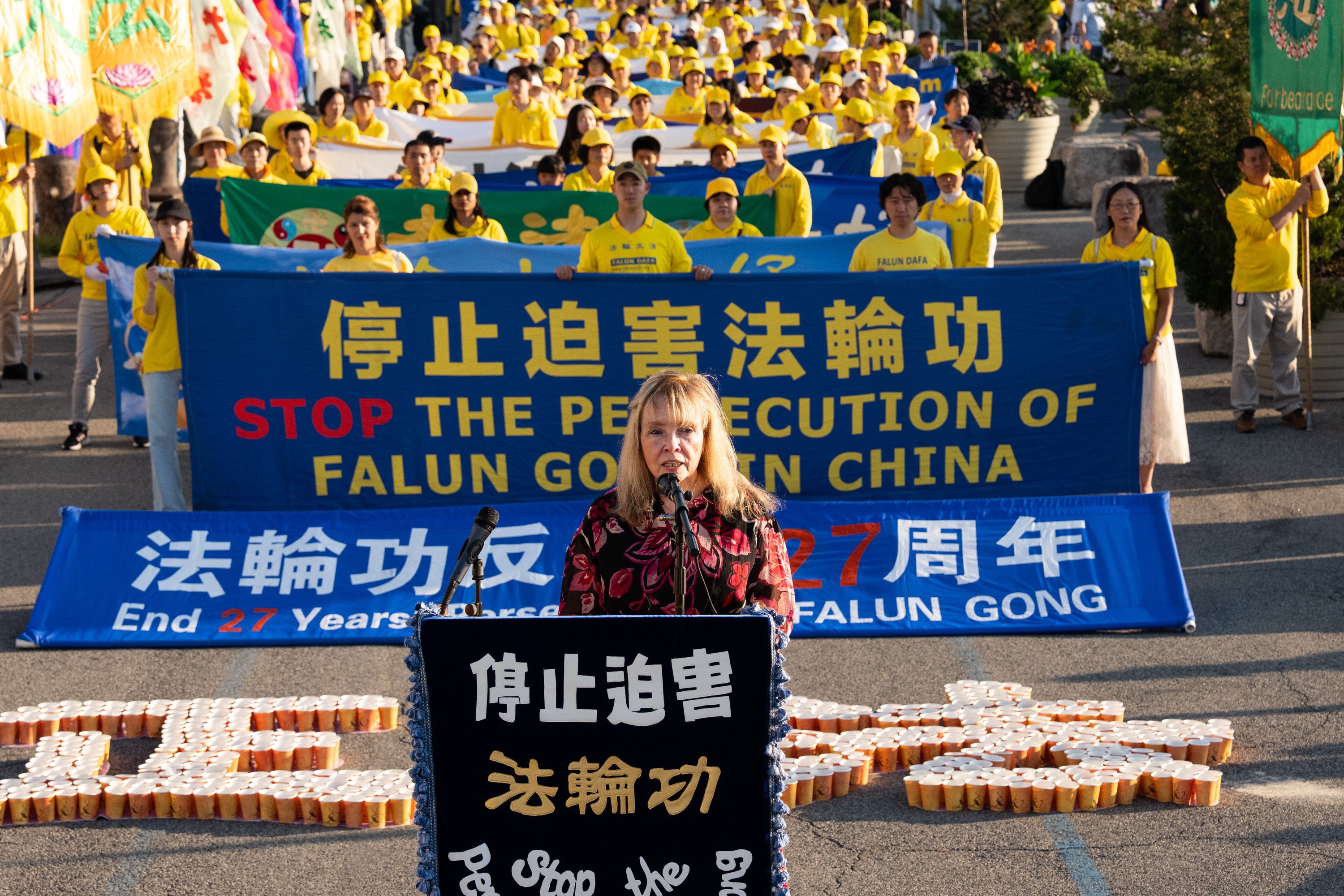 7月20日晚,法轮功学员在纽约中领馆前举行纪念反迫害27周年集会活动。共和党融资顾问Cecelia Crowley在集会上发言。(戴兵/大纪元)