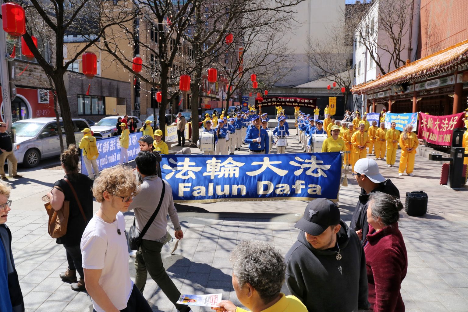 2026年5月9日,加拿大魁北克省部分法轮功学员在蒙特利尔市中心举行活动,庆祝5.13世界法轮大法日暨法轮大法洪传34周年。法轮功学员的活动吸引许多民众关注。(大纪元)