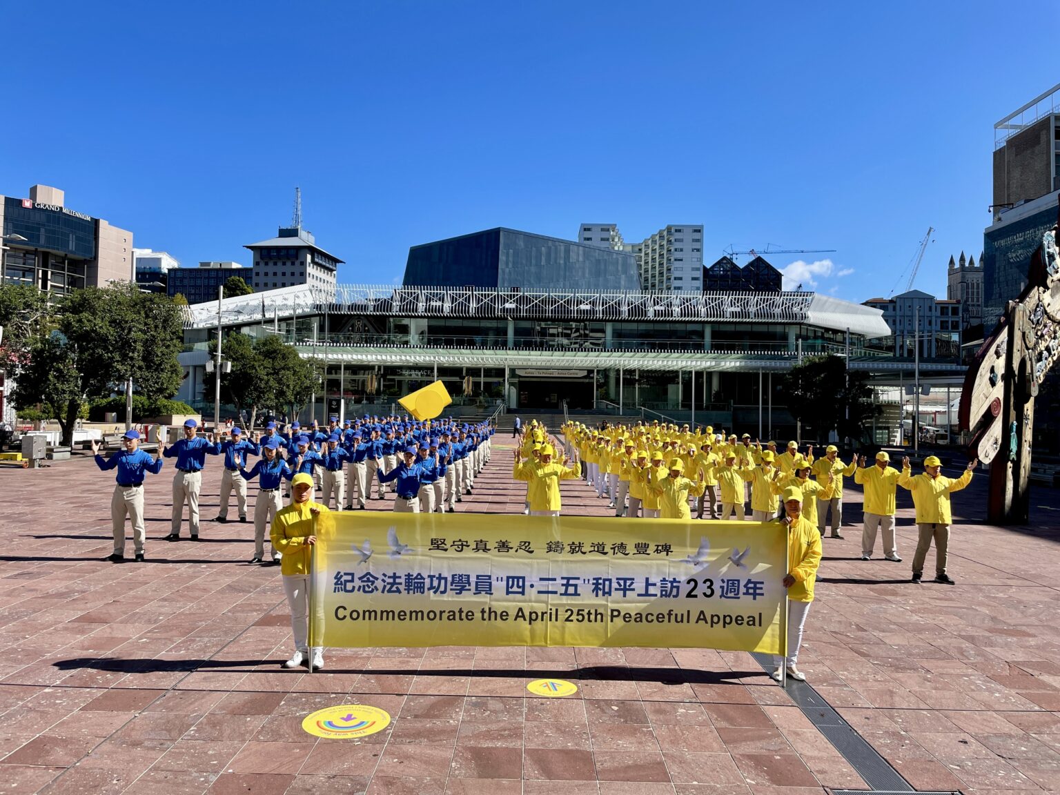 2022年4月23日,新西兰部分法轮功学员在奥克兰市中心Aotea Square广场举行集会活动,纪念“4‧25”万人和平上访23周年,呼吁停止迫害法轮功。图为法轮功学员在炼法轮功第二套功法。(马兰花/全球退党服务中心)