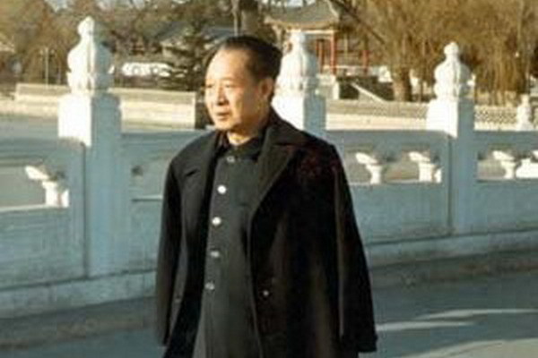六四前,时任中共中央总书记胡耀邦顶着〝放任学潮〞的罪名被迫辞职。(看中国)