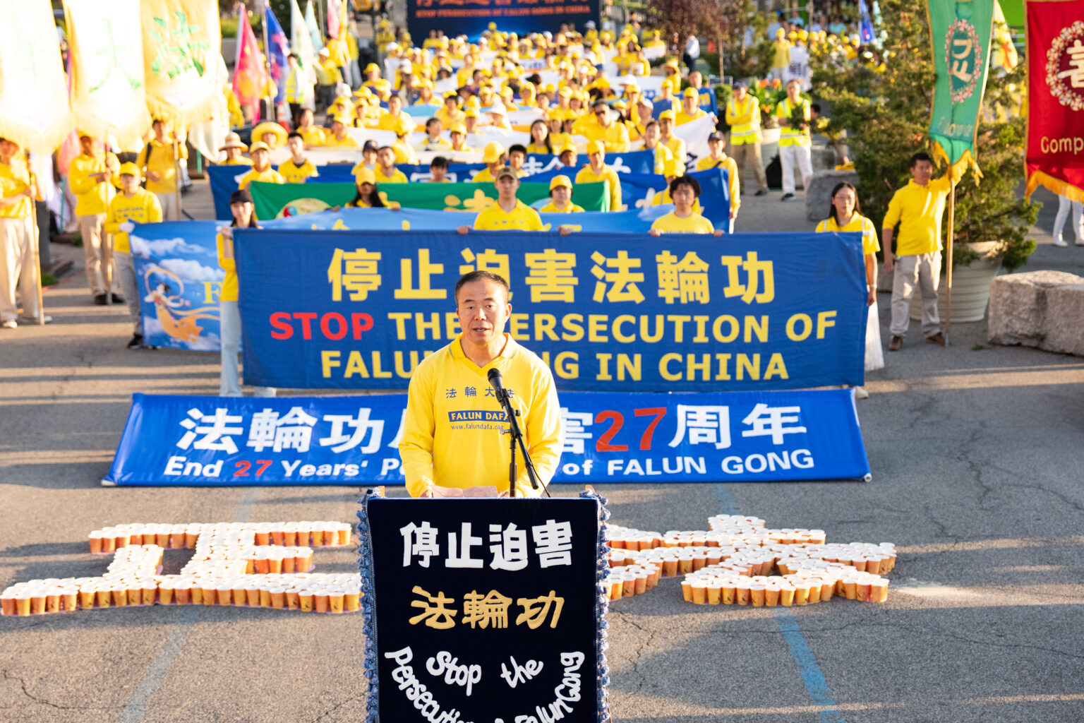 7月20日,大纽约地区部分法轮功学员在纽约中领馆前举行“7.20反迫害27周年”集会及烛光夜悼。法轮功学员尹信晓在中领馆前“7•20反迫害27周年”集会现场发言。(戴兵/全球退党服务中心)