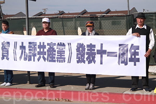 在圣盖博市 (San Gabriel) 山谷大道 (Valley Blvd) 与戴尔玛大道 (Del Mar Ave) 之间,法轮功学员用横幅和展板筑起一道道醒目的“真相长城”。(张岳/大纪元)