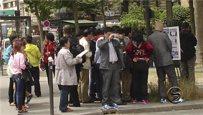 大陆游客看真相展板叹:中共就是骗子(图文)
