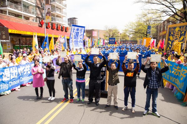 全球退党服务中心主席易蓉为退出中共党团队的勇士们颁发退党证明。(戴兵/大纪元)