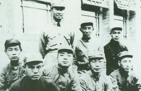 邓小平连襟乐少华(前排左一)在“三反”运动中被批判后自杀。(公共领域)