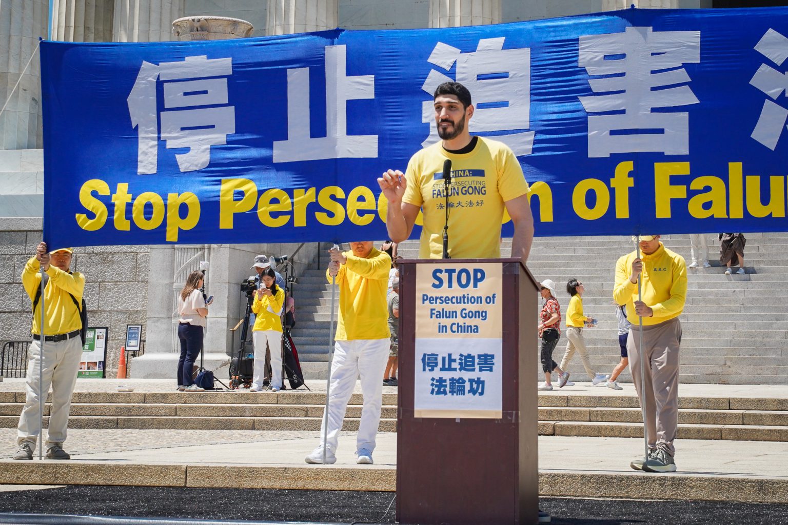 2026年7月23日,前NBA球星、知名国际人权活动家埃内斯‧坎特‧弗里德姆(Enes Kanter Freedom)在华盛顿DC林肯纪念堂前举行的法轮功反迫害27周年大型集会上发言。(张静怡/大纪元)