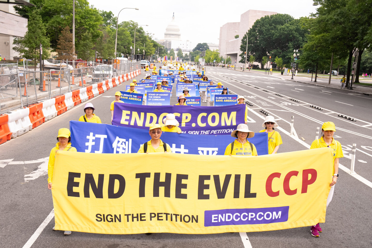 2023年7月21日,部分法轮功学员在美国华盛顿DC的720游行活动中,用众多横幅向过往民众揭露中共邪恶。(全球退党服务中心供图)