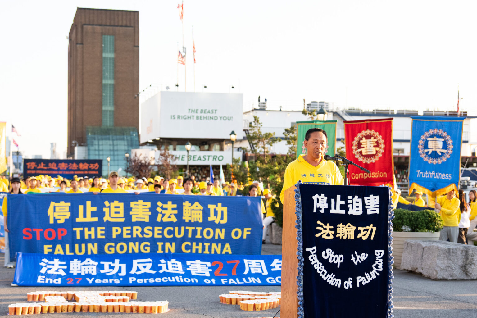 7月20日,法轮功学员魏本生在纽约中领馆前“7•20反迫害27周年”集会现场发言。(全球退党服务中心)