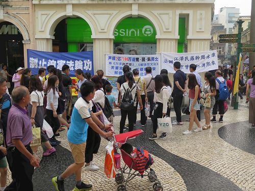 澳门法轮功学员抗议人权恶棍张德江来访(图)
