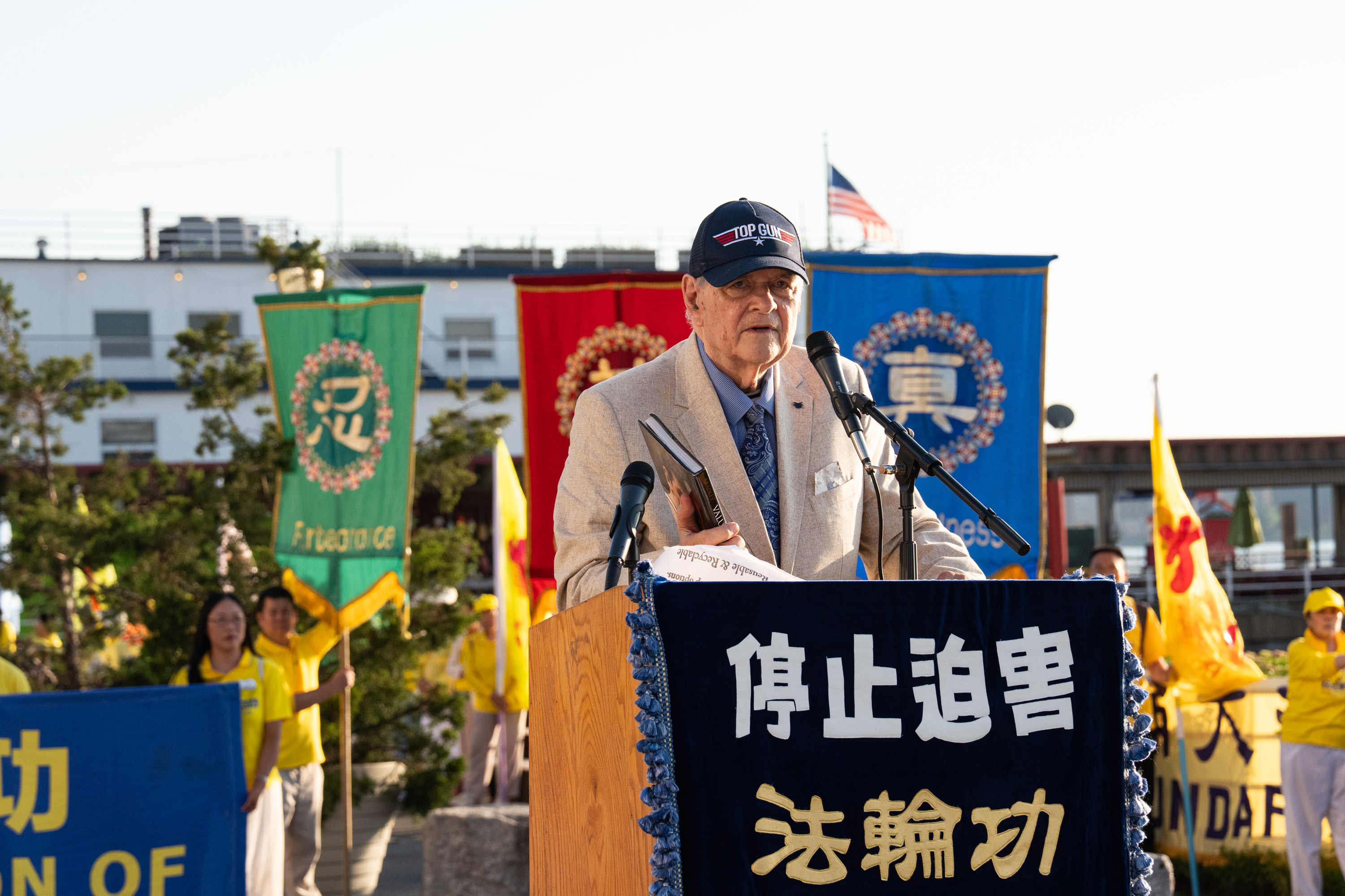 7月20日晚,银行家,联合国世界追责、组织荣誉主席兼高级顾问,共和党资深融资顾问Frederick Newcomb在法轮功学员中领馆前纪念反迫害27周年集会上发言。(戴兵/大纪元)