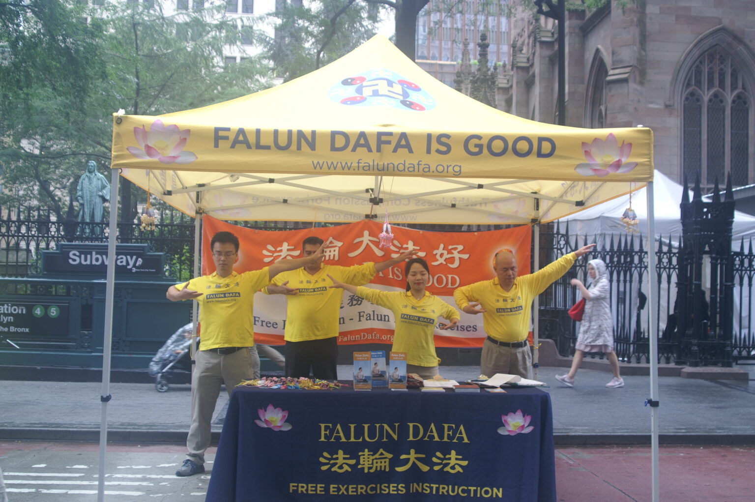 8月8日,纽约部分法轮功学员利用周末来到集市搭棚摆摊,讲真相,义务免费教功,让民众了解法轮大法真相。(全球退党服务中心)