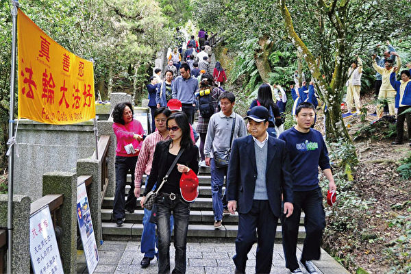 搭日月潭游湖船抵达码头,前往玄光寺的小径上,可以遇到退党中心在此服务。(摄影/李愿)