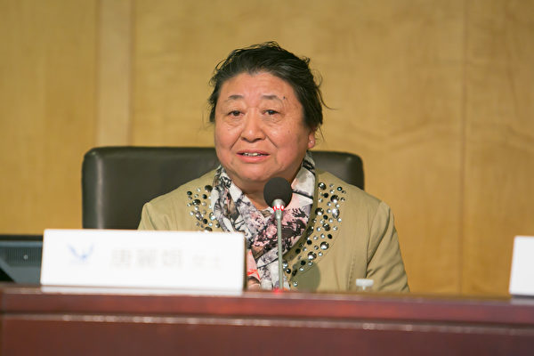 唐丽娟女士希望像她一样曾被中共欺骗的好人,能够尽早退出共产党。(李莎/大纪元)