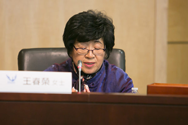 王春荣女士曾因邮寄《九评》而被非法关押三年多,她坚持做三退义工十几年了。(李莎/大纪元)