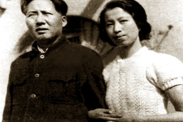 毛泽东等人到了延安不久,中共高官开始了第一轮换妻潮,毛泽东首先停妻再娶,抛弃贺子珍而和江青搞在了一起。(资料图片)