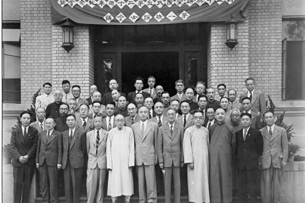 中央研究院第一届院士于民国三十七年(1948年)由中华民国中央研究院选举产生,谢家荣在五排左一。(公有领域)