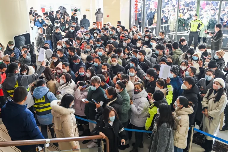 2023年1月29日,山東青州市一個招聘會上的求職者。(CFOTO/Future Publishing via Getty Images∆,摘自大紀元)