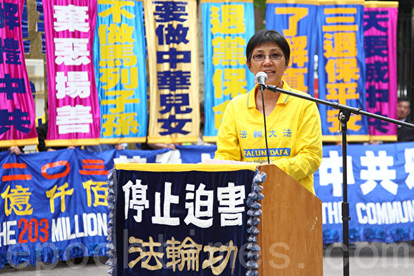 2015年5月15日,来自世界各地8千多名部分法轮功学员在纽约联合国附近集会,声援2亿华人退出中共组织,图为台湾法轮大法学会理事长张锦华教授。(潘在殊/大纪元)