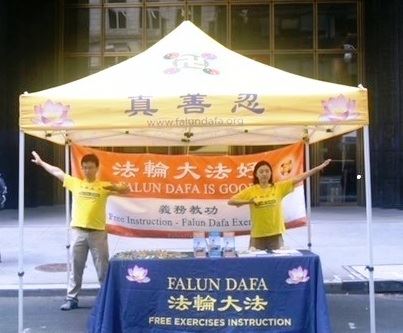 二零二一年八月二十八日,纽约时代广场举行了夏季博览会,图为法轮功学员在真相展位上演示功法。(全球退党服务中心)