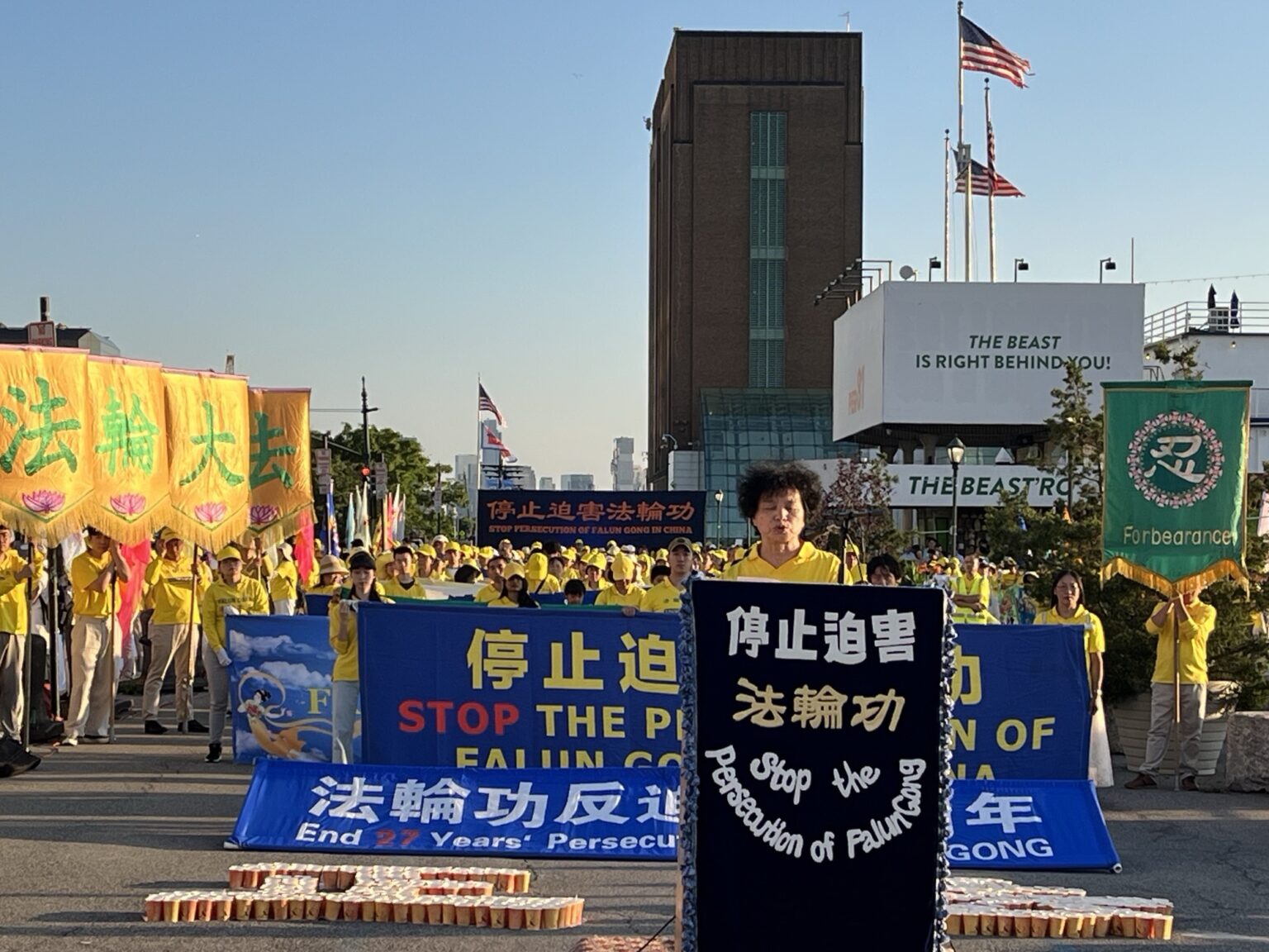 童淑珍在纽约中领馆前“法轮功7.20反迫害27周年”集会现场发言。(全球退党服务中心)