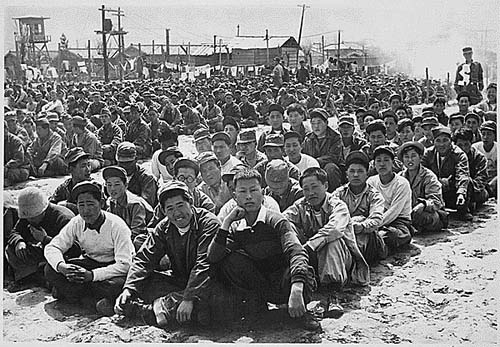 图为志愿军战俘在中立区外南朝鲜一侧等待进入中立区 。(大纪元资料图片)