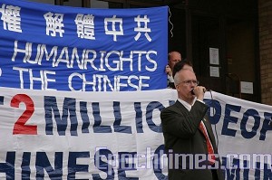 瑞典国会议员、欧洲委员会政治事务委员会主席林德布拉德声援退党潮(大纪元).jpg